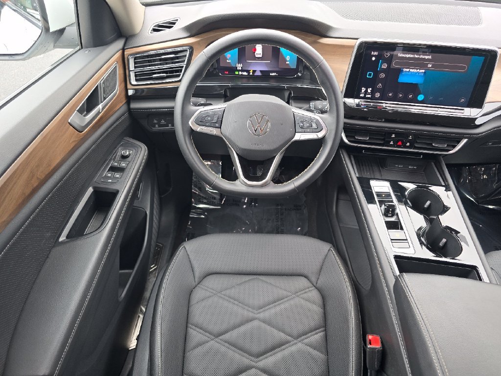 Used 2025  Volkswagen 2.0T SE w/Technology image 28