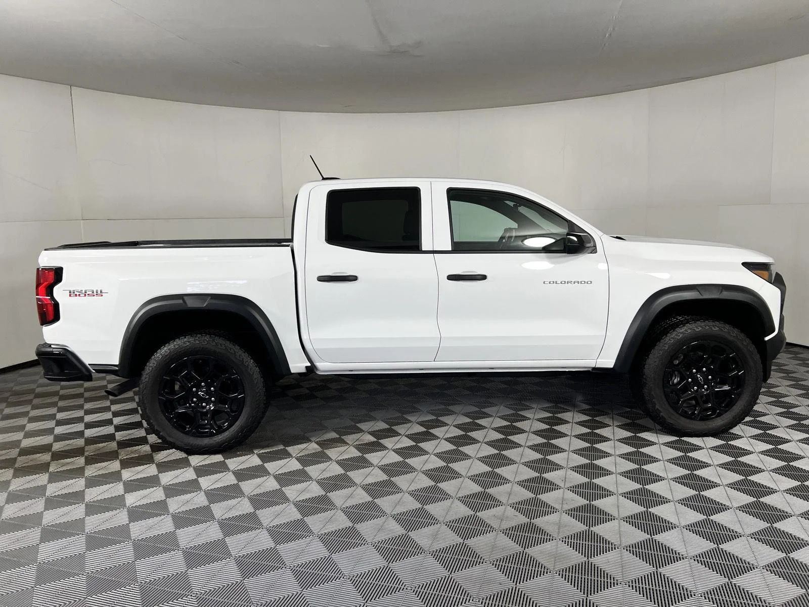 New 2026 Summit White Chevrolet Trail Boss image 31