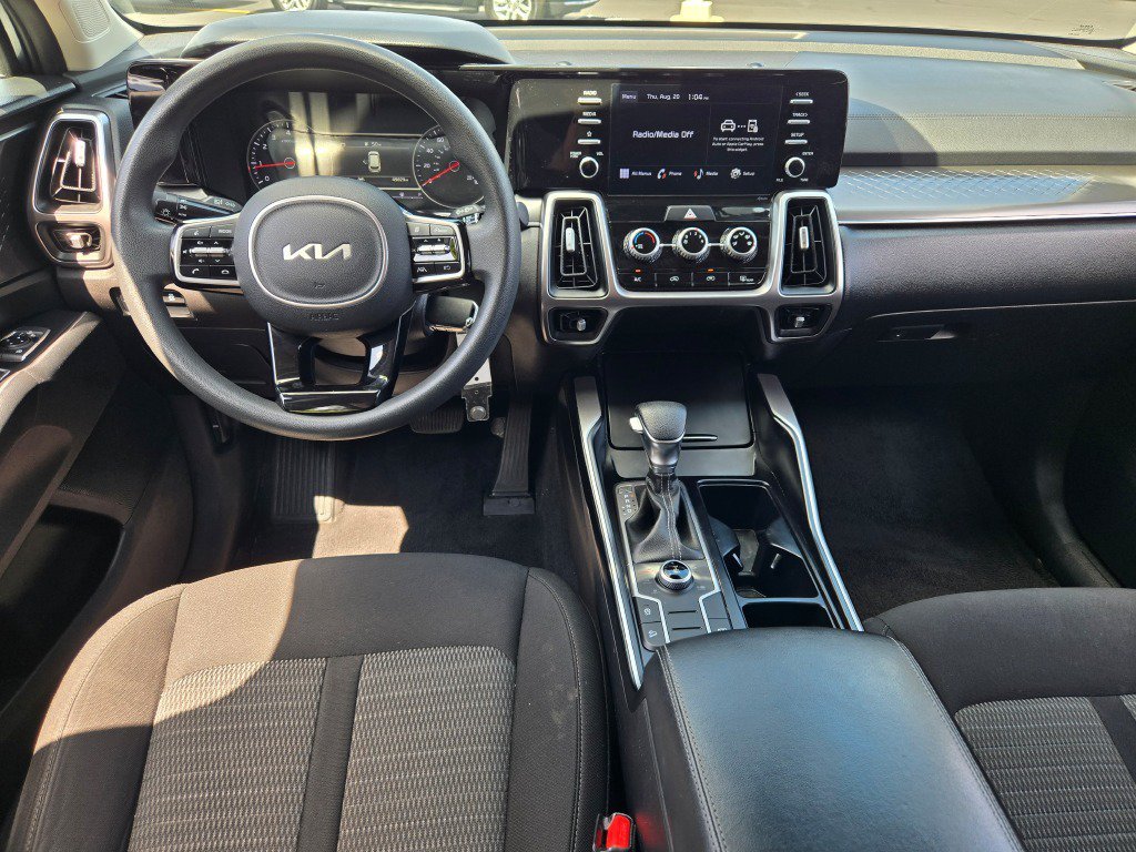 2022 Kia Sorento LX - Photo 16