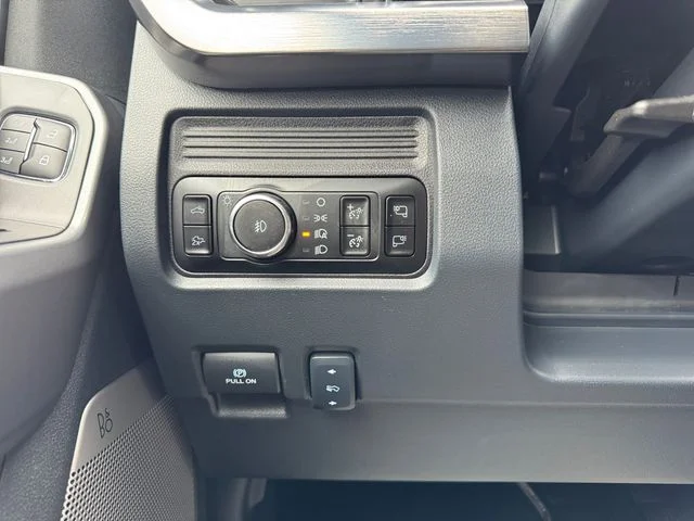 Used 2025  Ford Lariat image 24