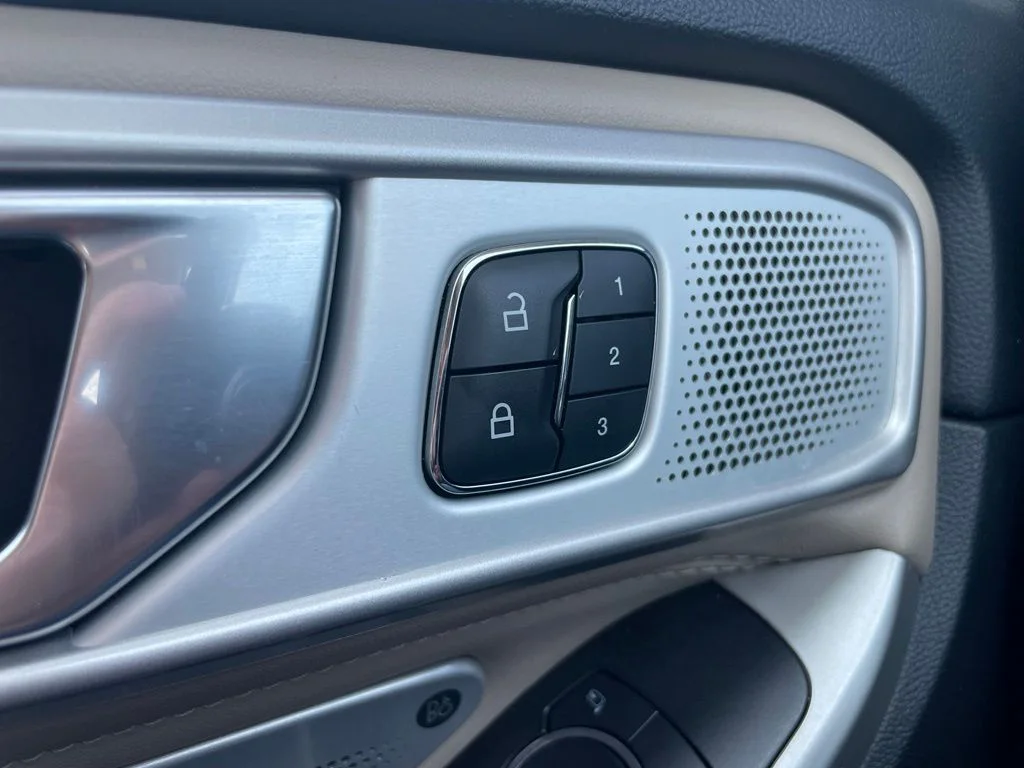 Used 2022 Blue Ford Limited image 28