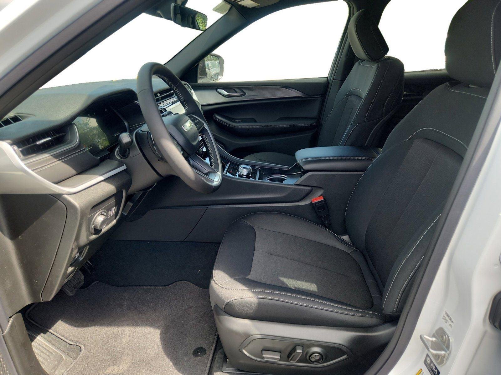 New 2026 Bright White Clear-Coat Exterior Paint Jeep Laredo image 12