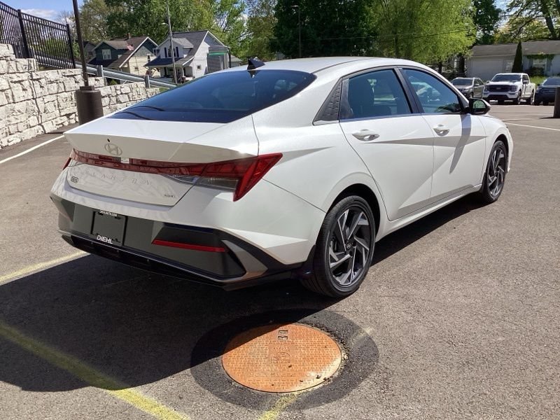 2025 Hyundai Elantra Limited - Photo 7