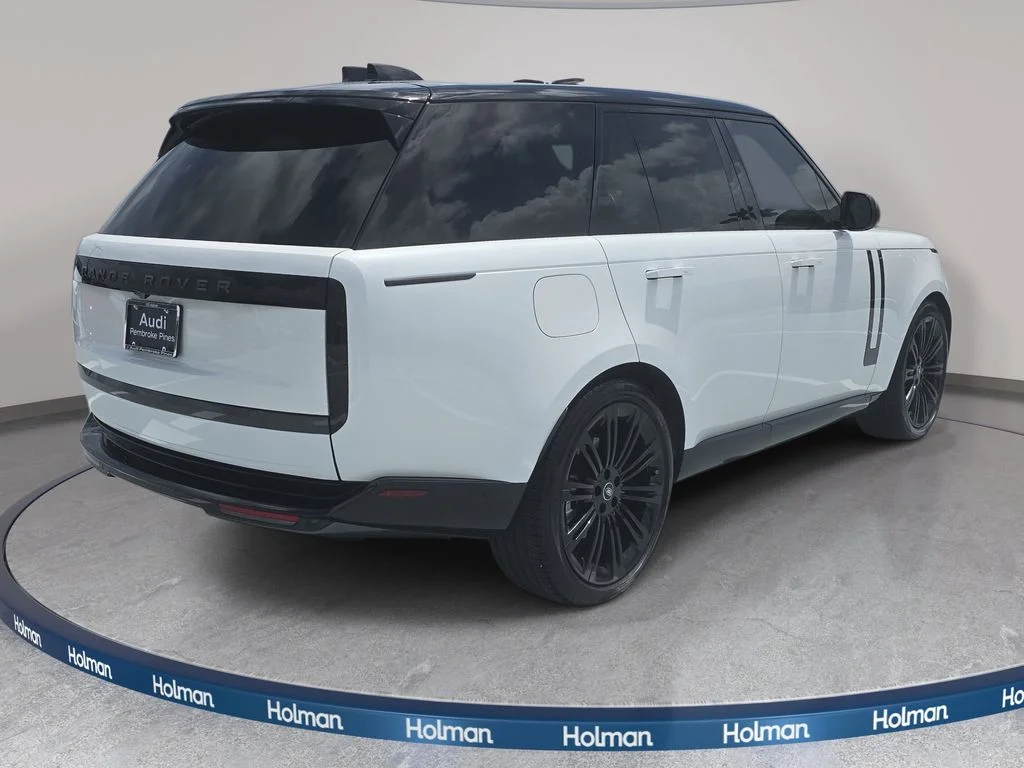 Used 2025 White Land Rover SE image 6