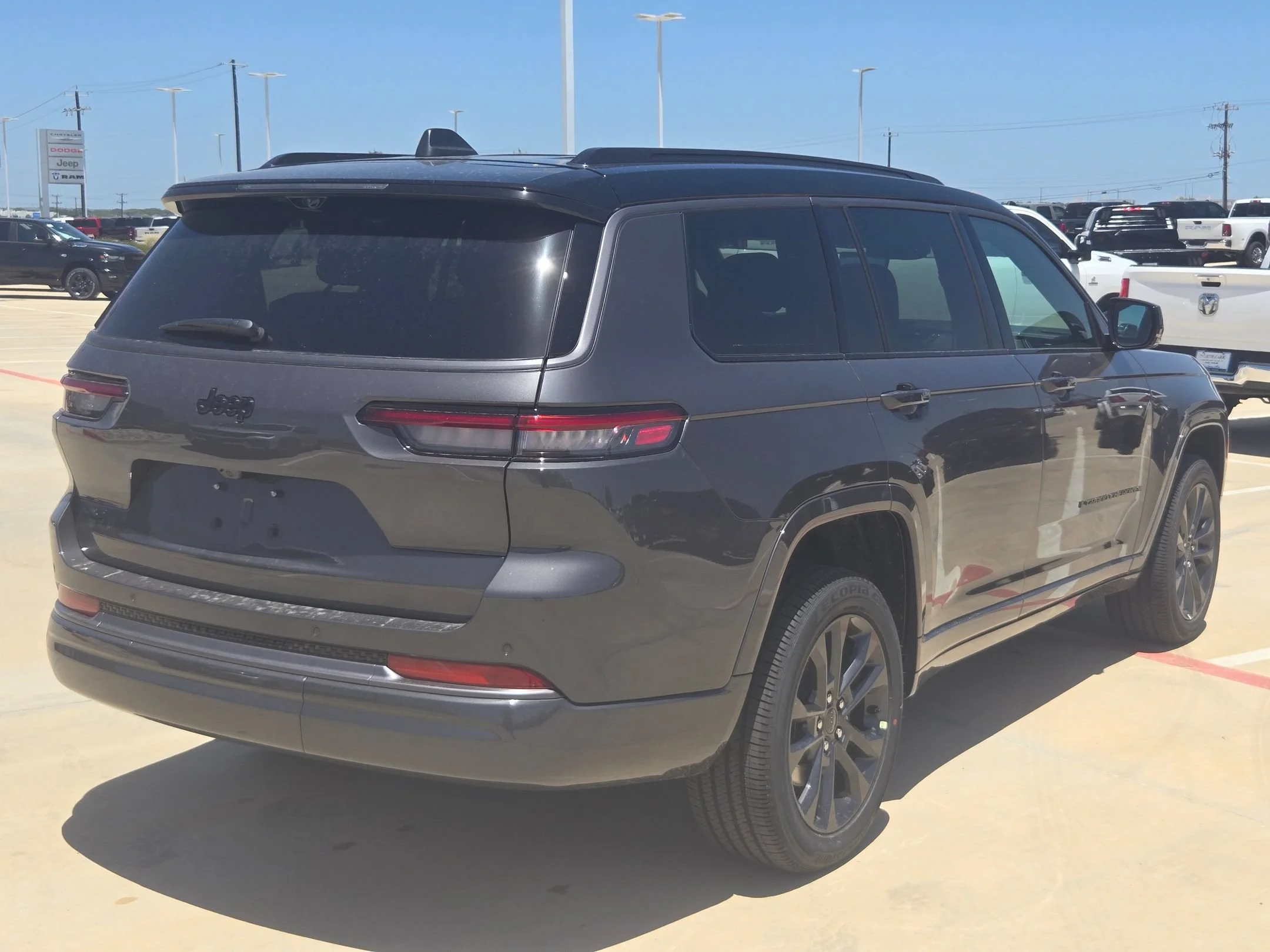 New 2026 Baltic Gray Metallic Clear-Coat Exterior Paint Jeep Limited Reserve image 3
