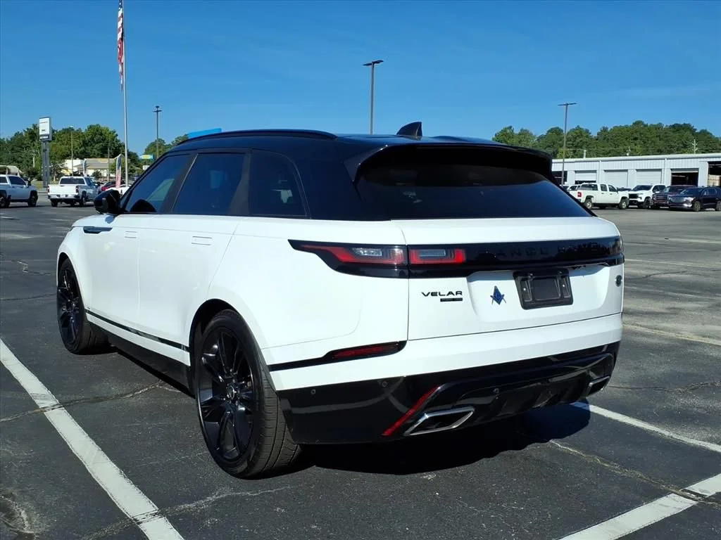 Used 2019 White Land Rover R-Dynamic HSE image 4