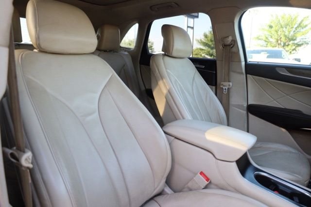 Used 2019 White Platinum Clearcoat Metallic Lincoln Reserve image 41