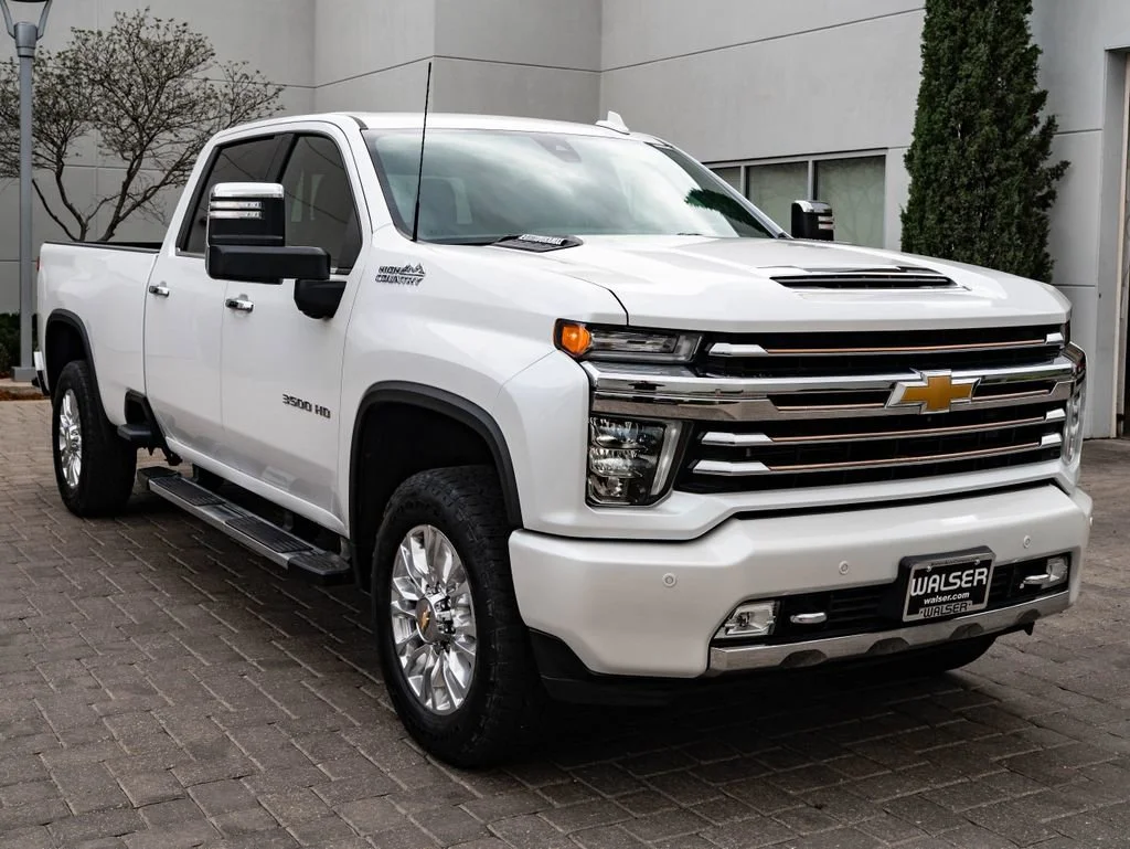 Used 2022 Iridescent Pearl Tricoat Chevrolet High Country image 12