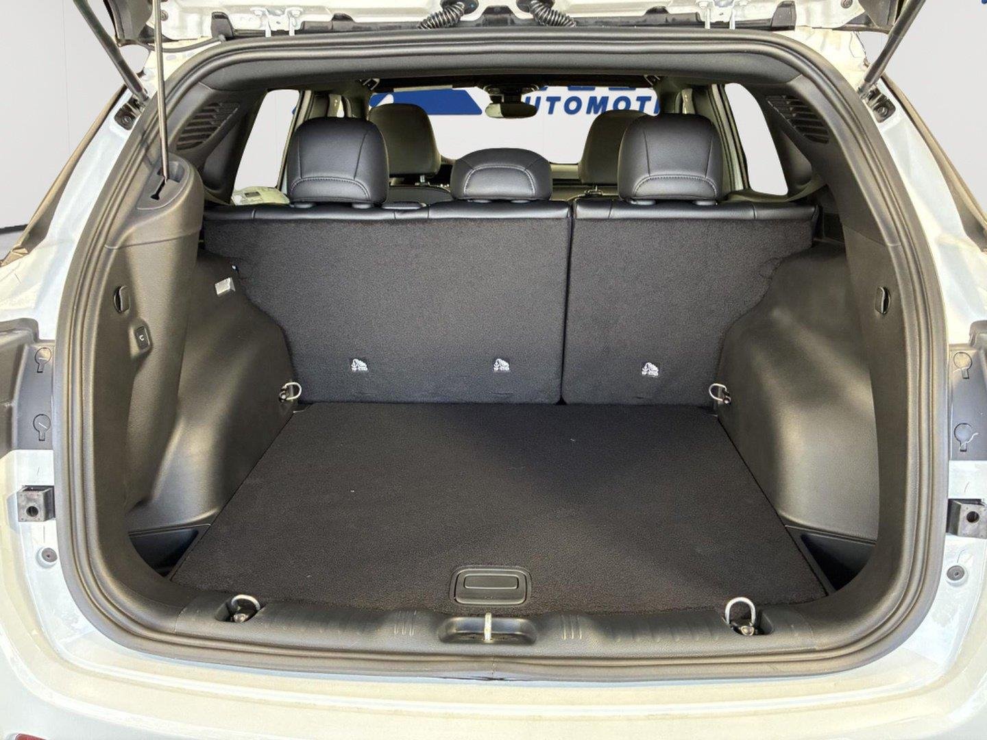 New 2026 Bright White Clear-Coat Exterior Paint Jeep Trailhawk image 7