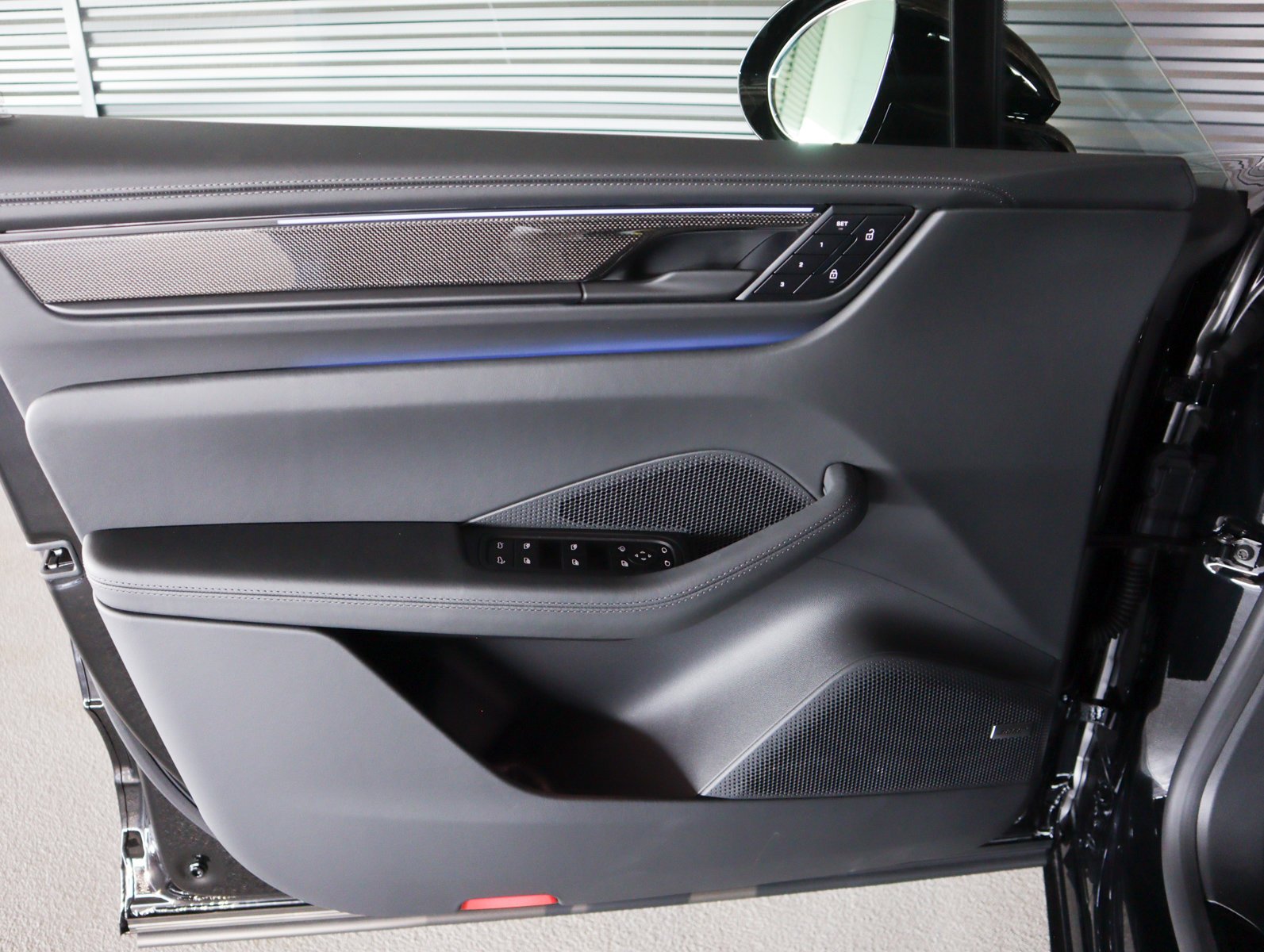 2025 Porsche Macan Turbo Electric - Photo 26