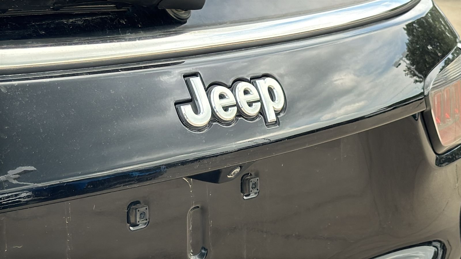 Used 2023 Black Jeep Latitude Lux image 11