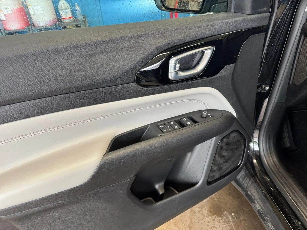 Used 2022 Diamond Black Crystal Pearlcoat Jeep Limited image 21