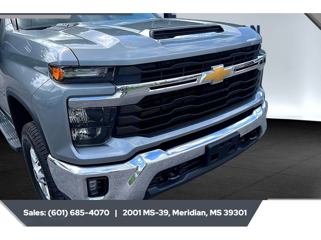 Used 2025 STERLING GRAY METALLIC Chevrolet LT image 21