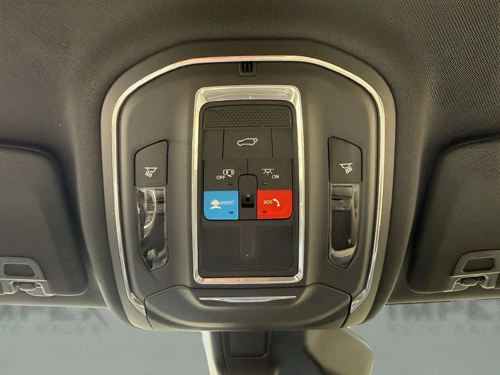 Used 2023  Jeep Limited image 21