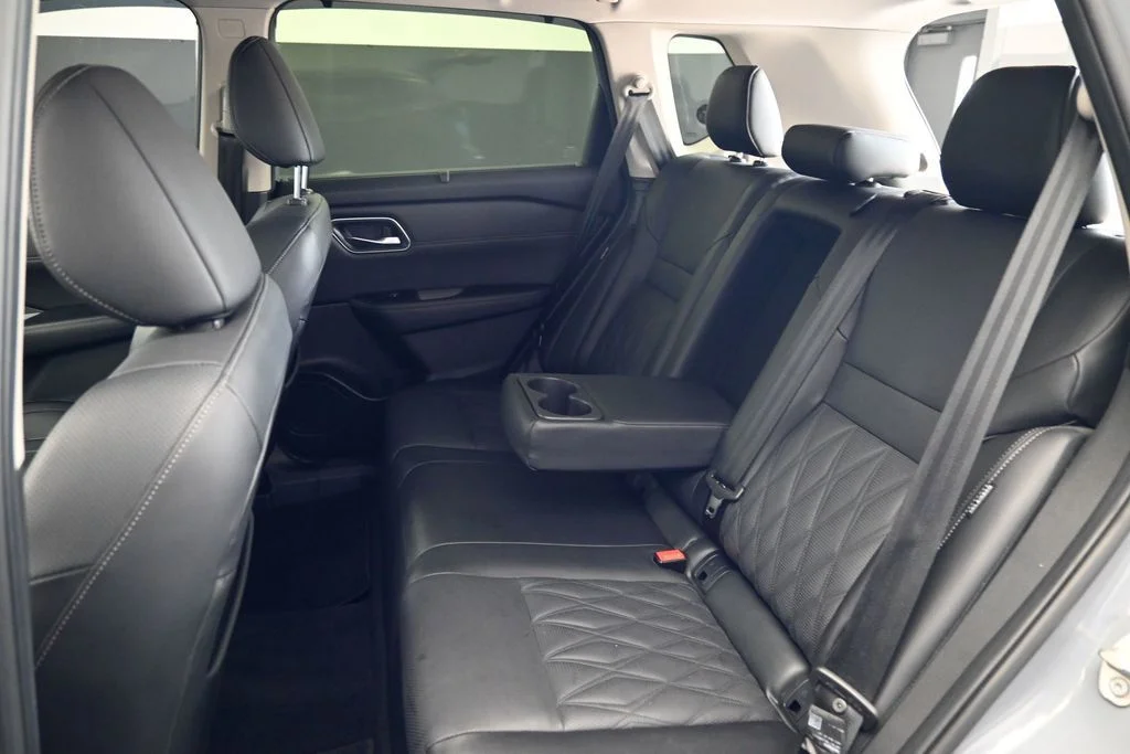 Used 2024 Gray Nissan Platinum image 17