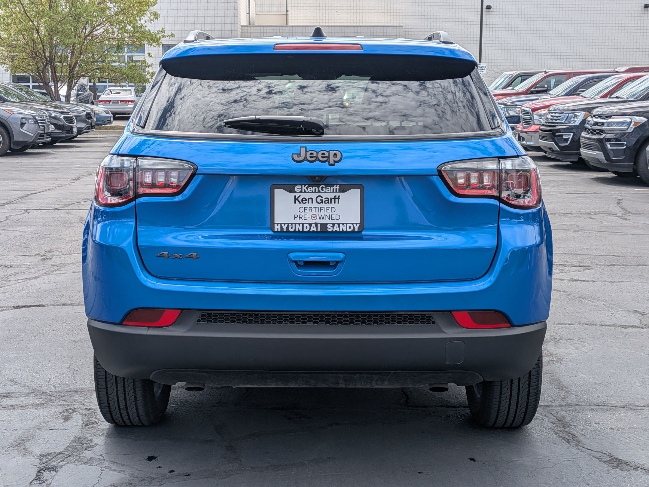 Ken Garff Cert 2025 Hydro Blue Pearlcoat Jeep Latitude image 3