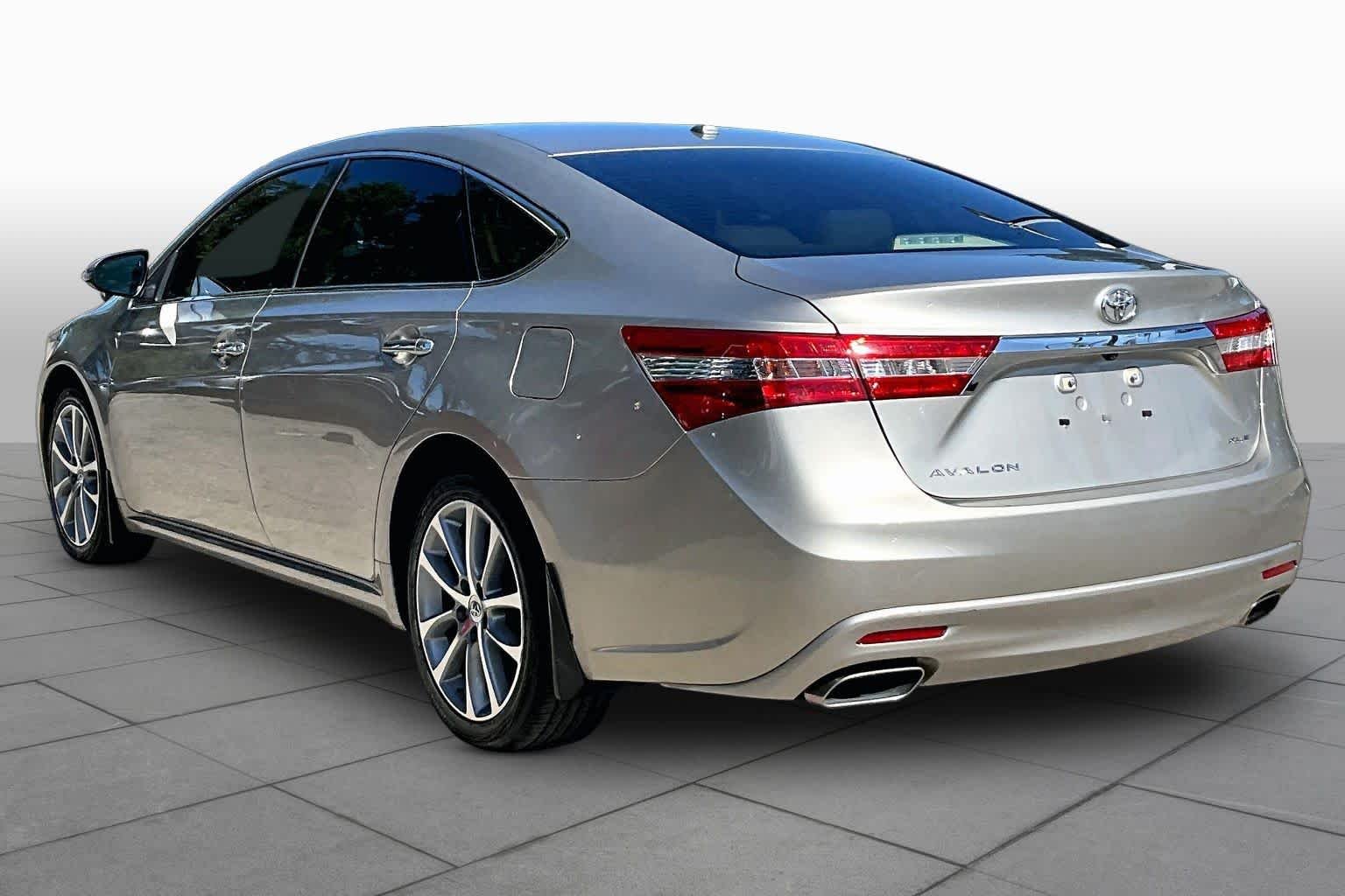 Used 2014 Creme Brulee Mica Toyota XLE image 12