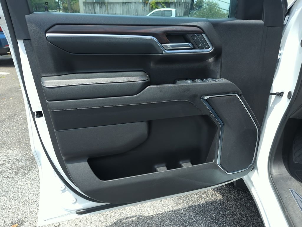 Used 2024 White GMC SLT image 17