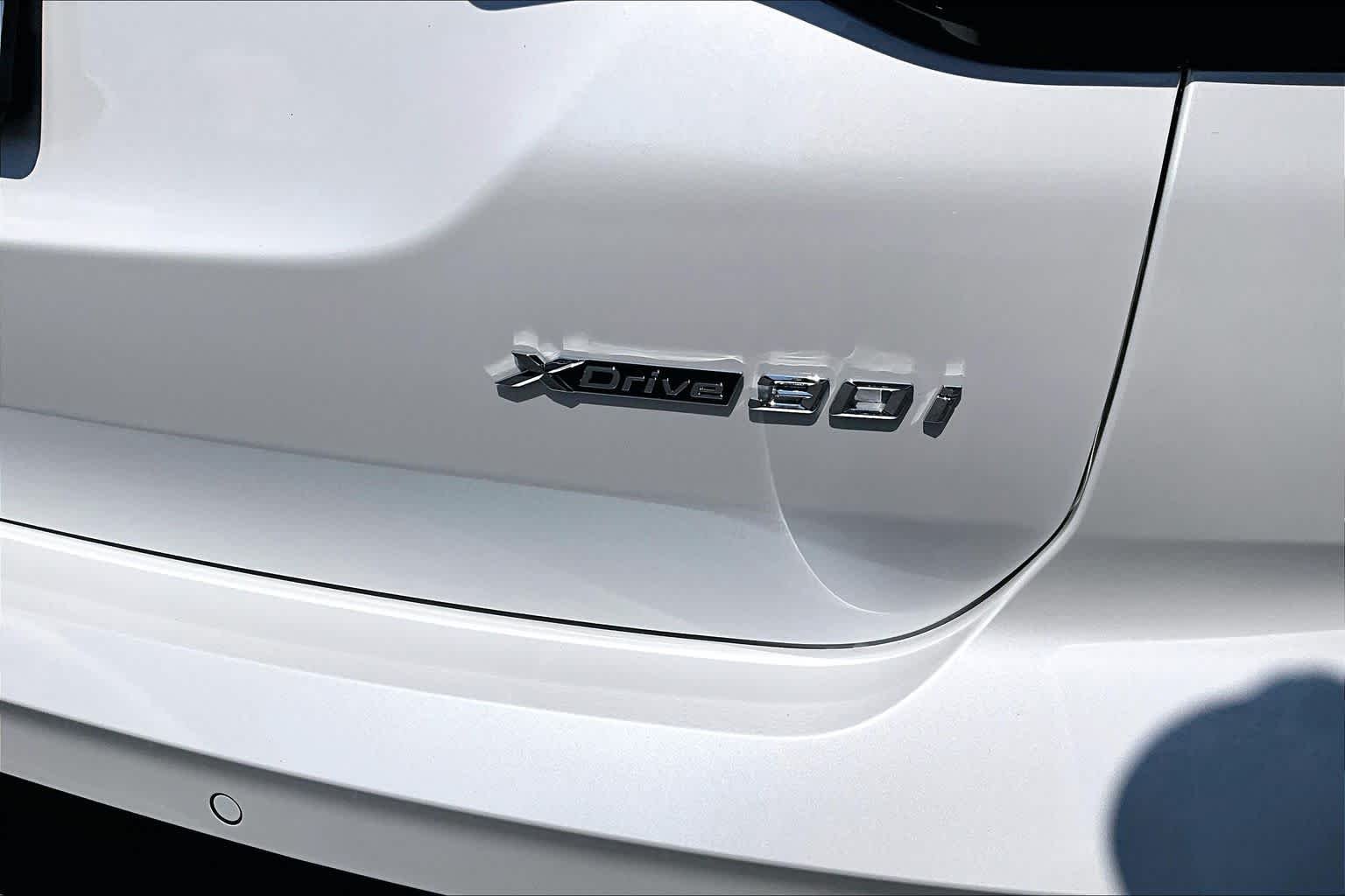 Used 2024 Mineral White Metallic BMW xDrive30i image 10