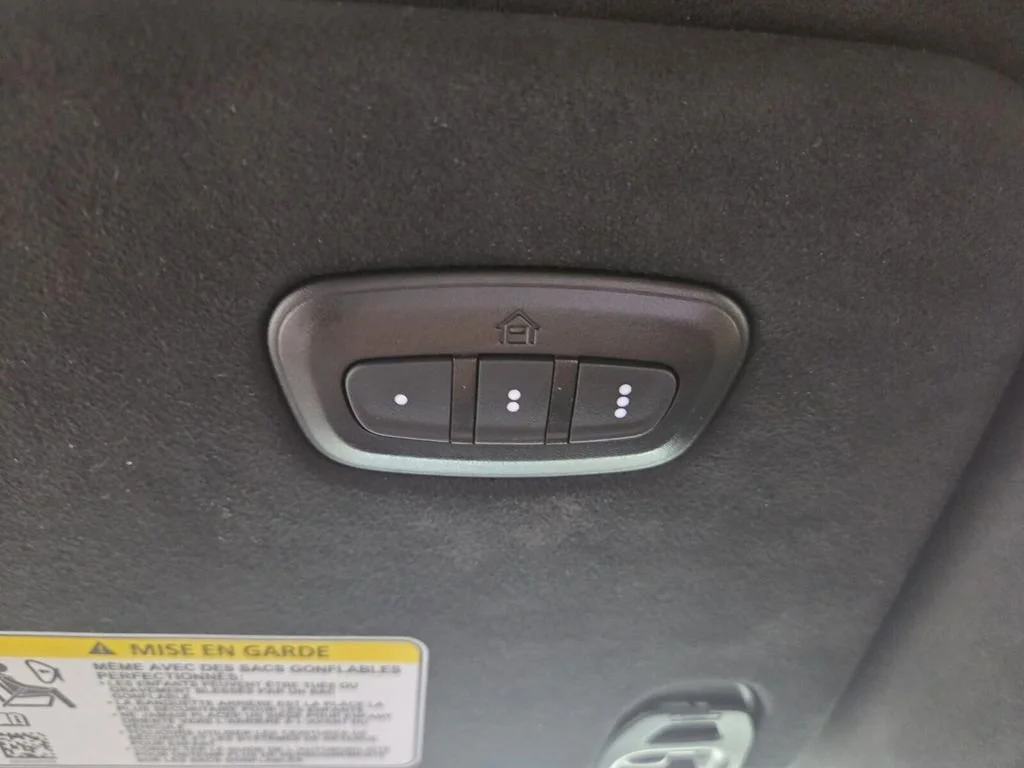 Used 2025 Diamond Black Crystal Pearlcoat Jeep Series III Obsidian image 21
