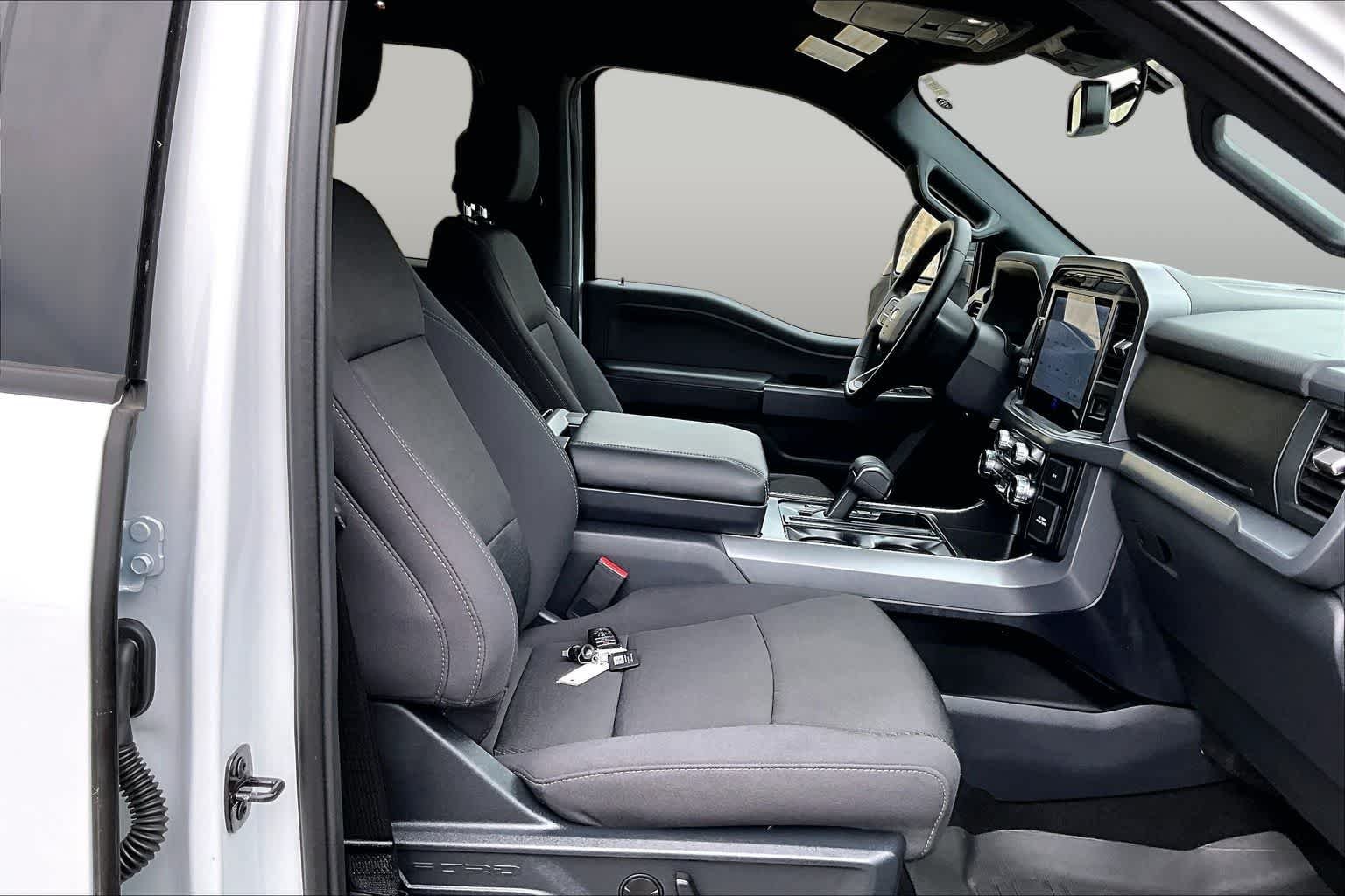 Used 2025 Oxford White Clearcoat Ford XLT image 15