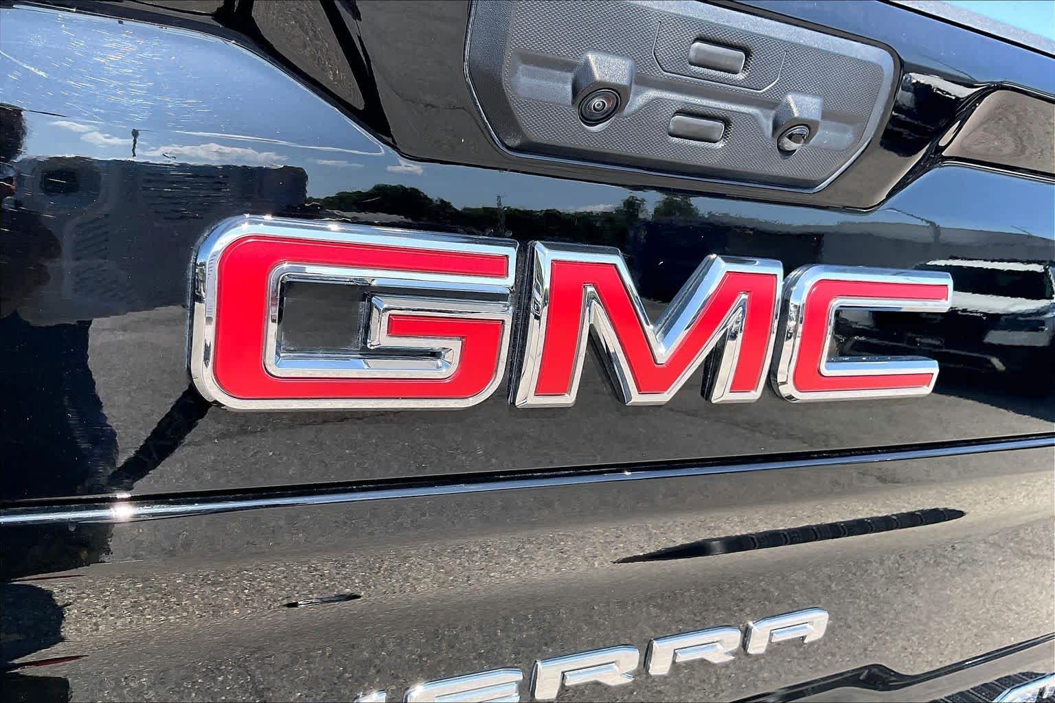Used 2024 Onyx Black GMC AT4 image 31