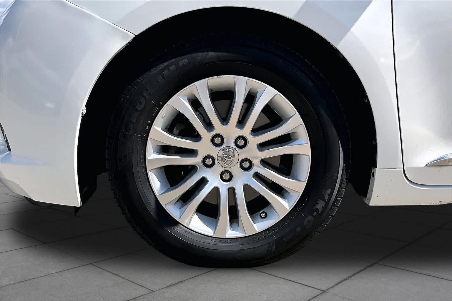 Used 2015 Blizzard Pearl Toyota XLE image 11