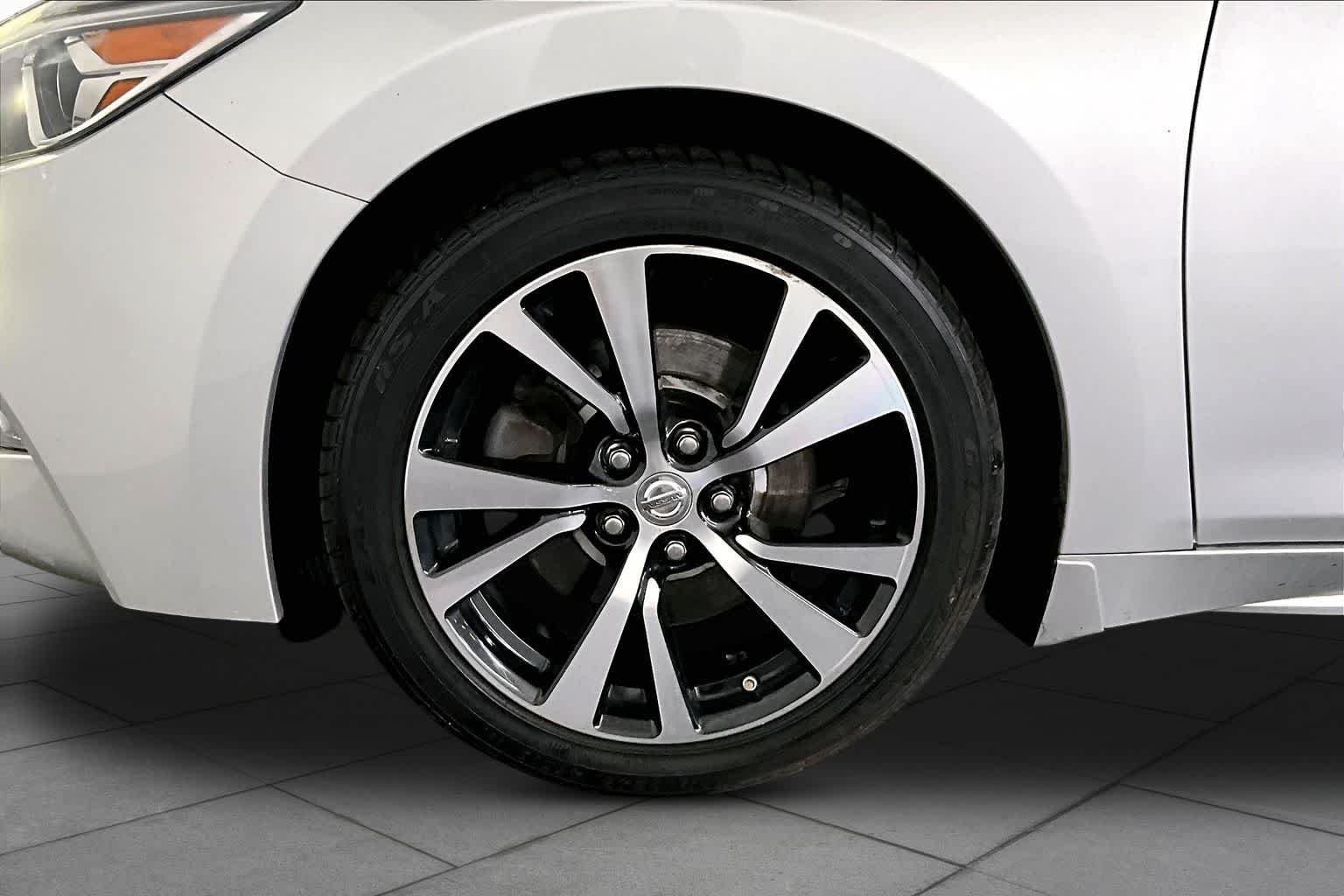 Used 2018 Brilliant Silver Nissan Platinum image 11