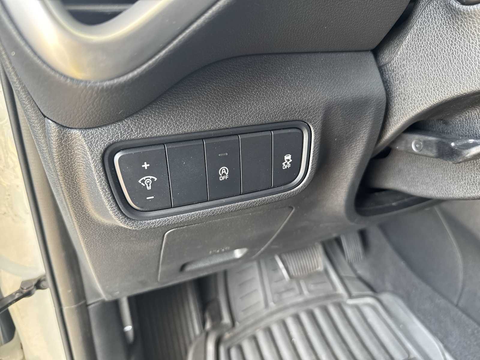 Used 2021 White Kia LX image 30