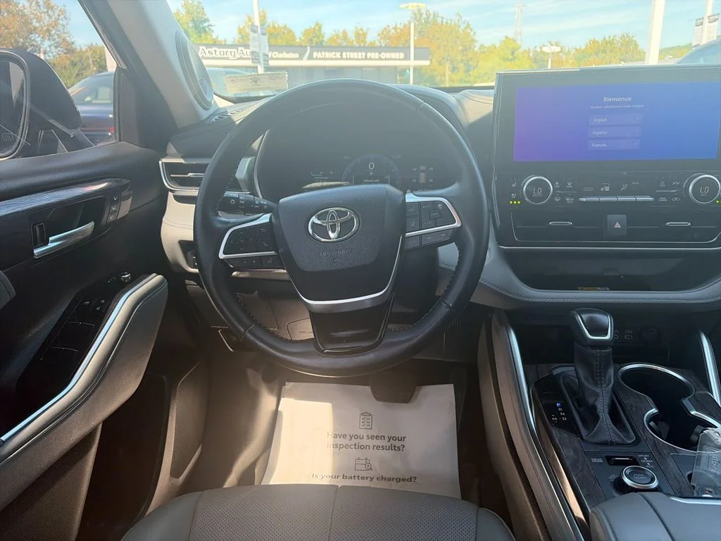 Used 2025 Black Toyota Platinum image 17
