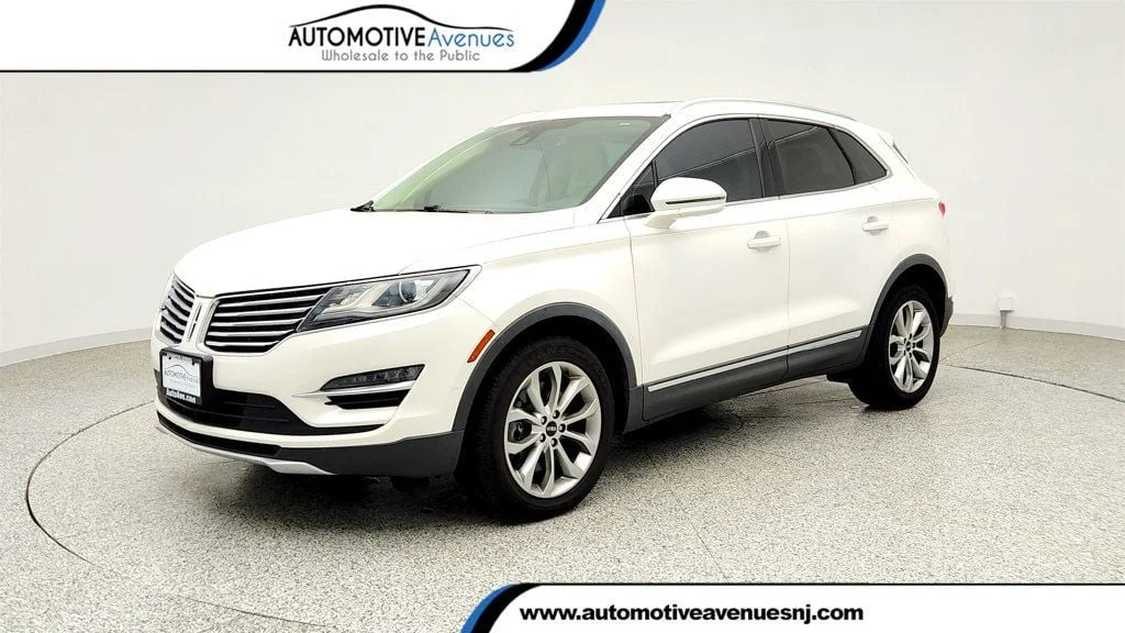 Used 2015 White Platinum Metallic Tri-Coat Lincoln AWD 4dr image 1