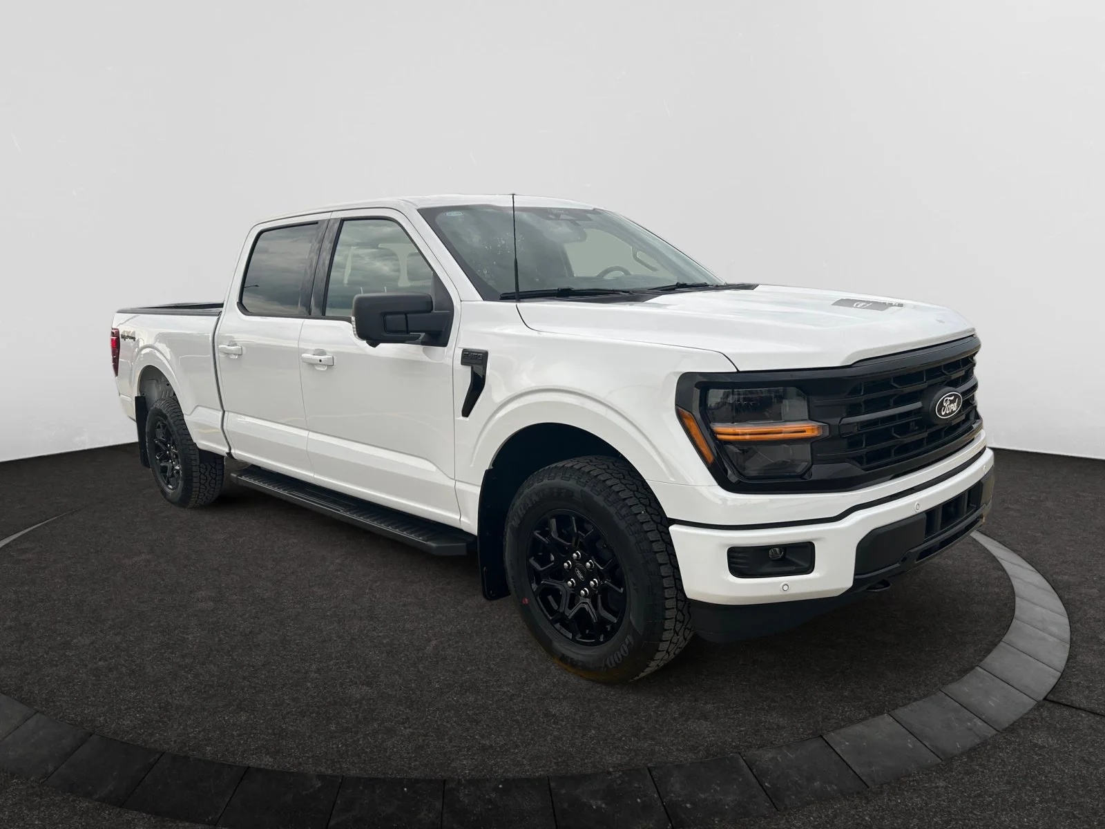 New 2026 Oxford White Ford XLT image 7