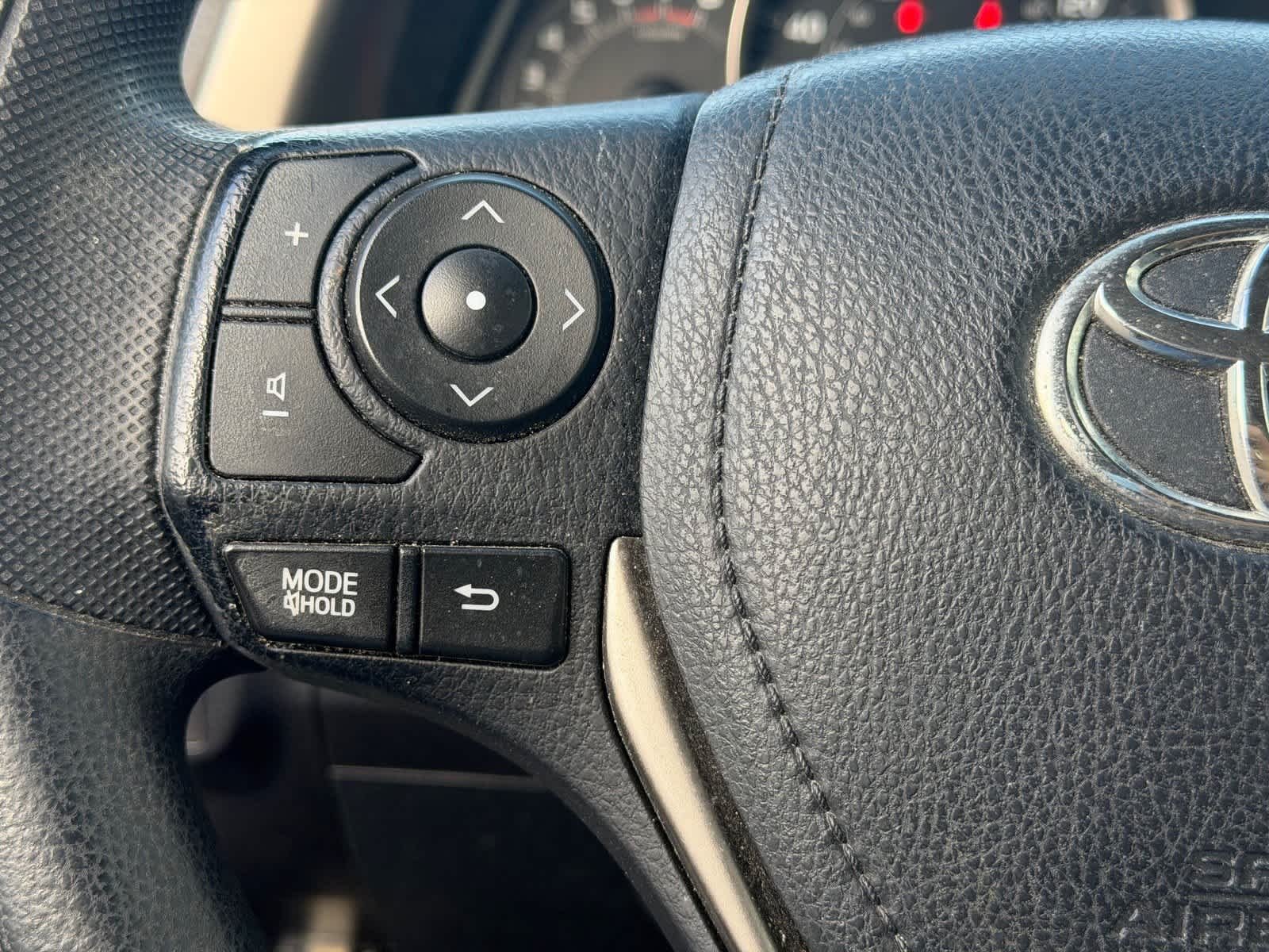 Used 2014 Classic Silver Metallic Toyota LE image 10