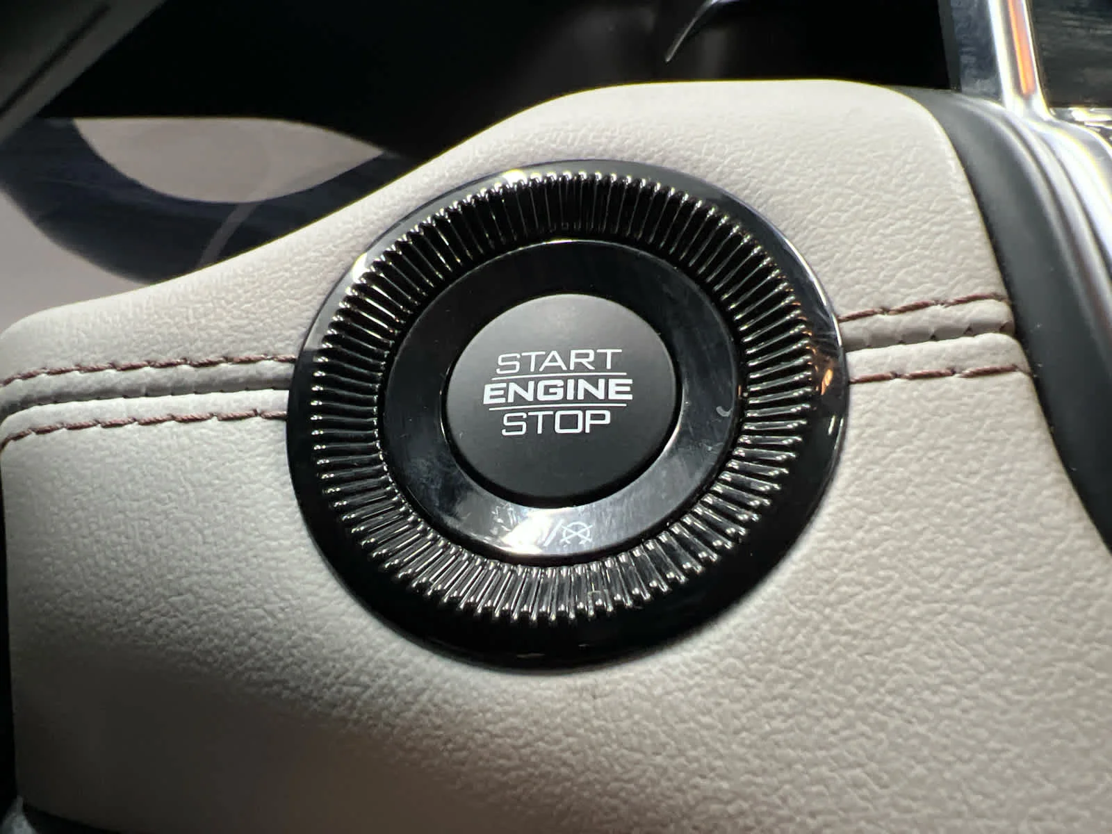 Used 2023 Diamond Black Crystal Pearlcoat Jeep Limited image 20