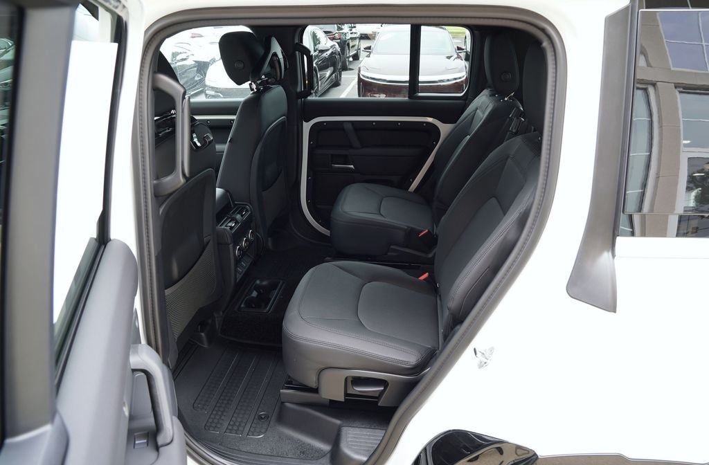 New 2026 Fuji White Land Rover X-Dynamic SE image 35