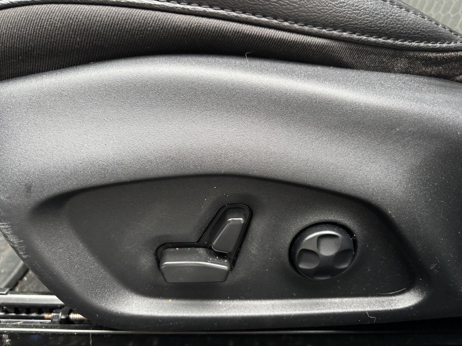 Used 2021 Diamond Black Crystal Pearlcoat Jeep Latitude image 8