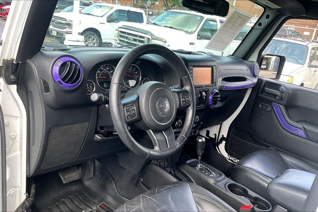 Used 2015 White Jeep Unlimited Sahara image 13