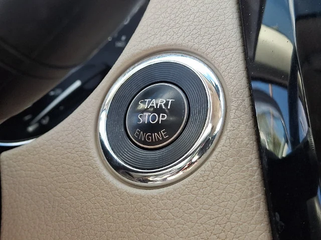 Used 2018 White Nissan SL image 24