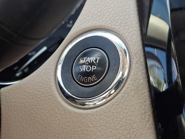 Used 2018 White Nissan SL image 24