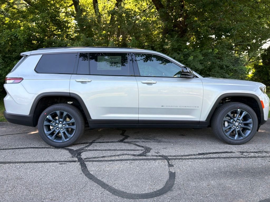 New 2026 Silver Zynith Exterior Paint Jeep Limited image 51