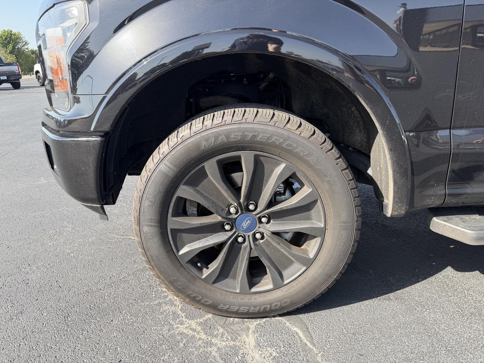 Used 2020 Agate Black Metallic Ford LARIAT image 31