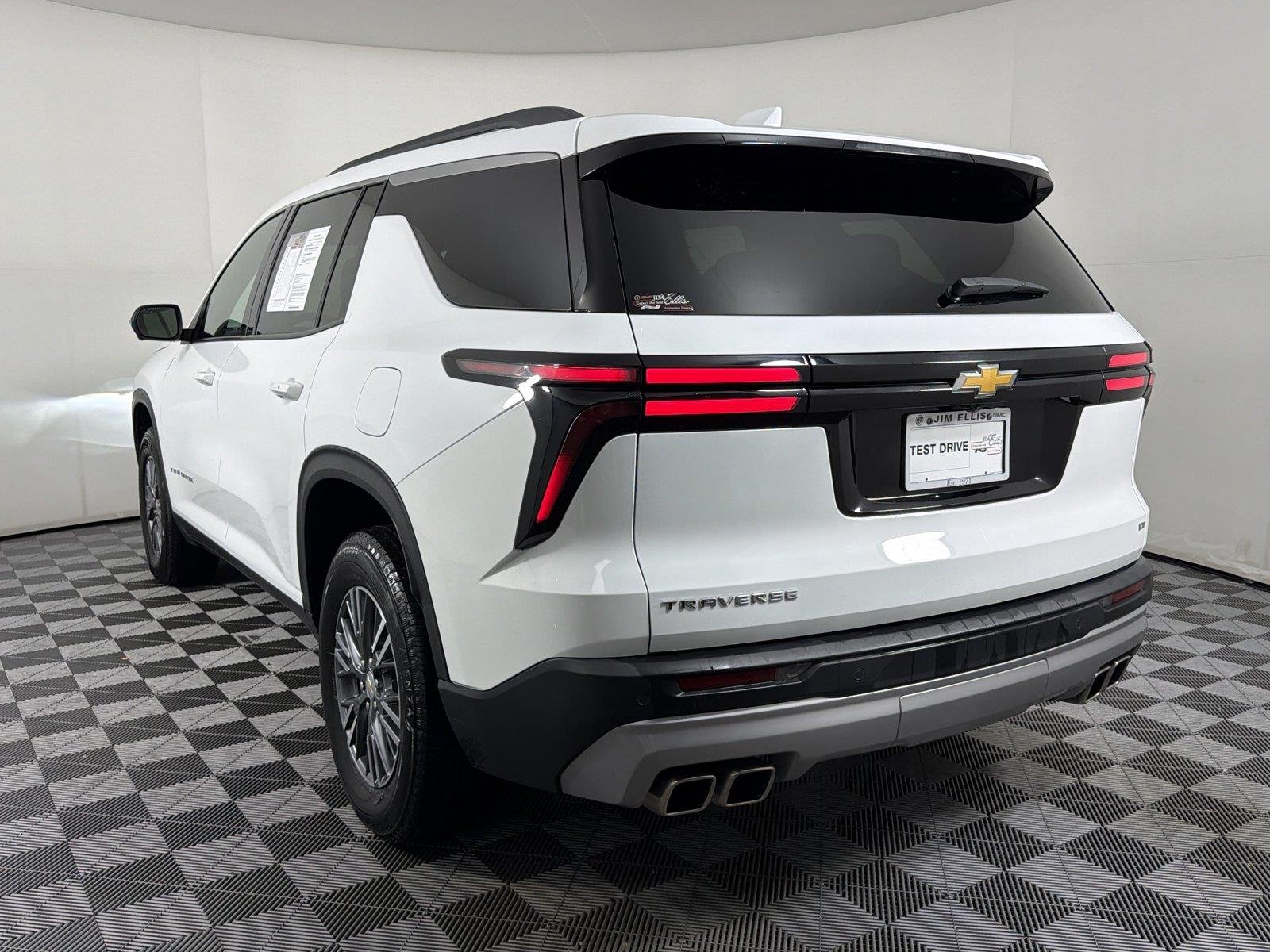Used 2024 Summit White Chevrolet LT image 4