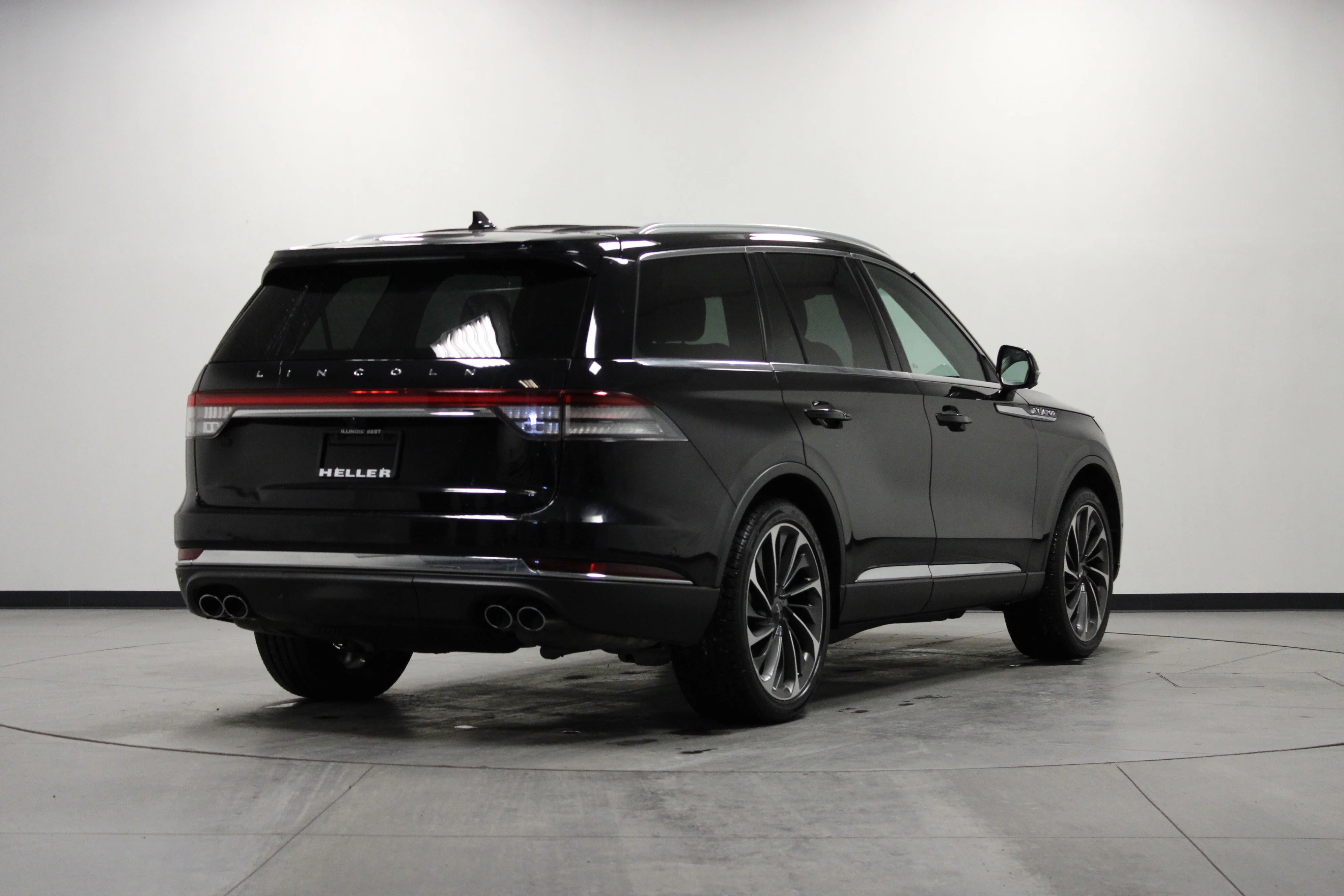 Used 2020 Black Metallic Lincoln Reserve image 4