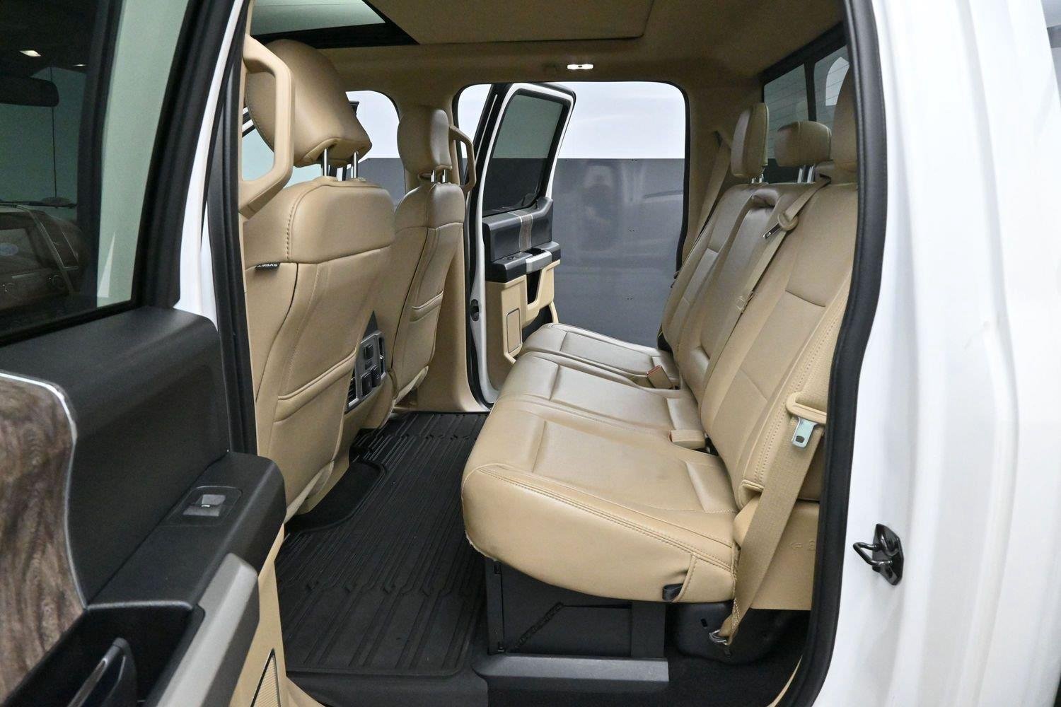 Used 2019 White Platinum Metallic Tri-Coat Ford Lariat image 32