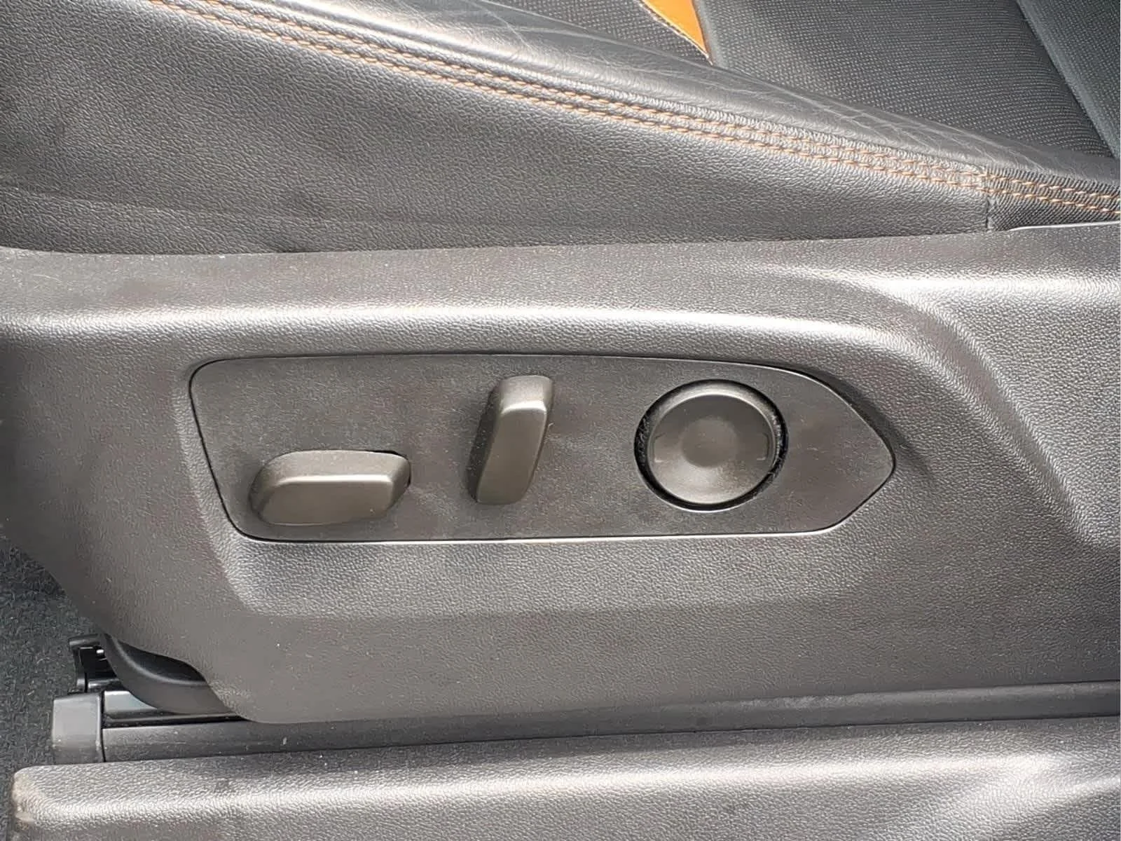Used 2025 Sterling Metallic GMC AT4 image 16