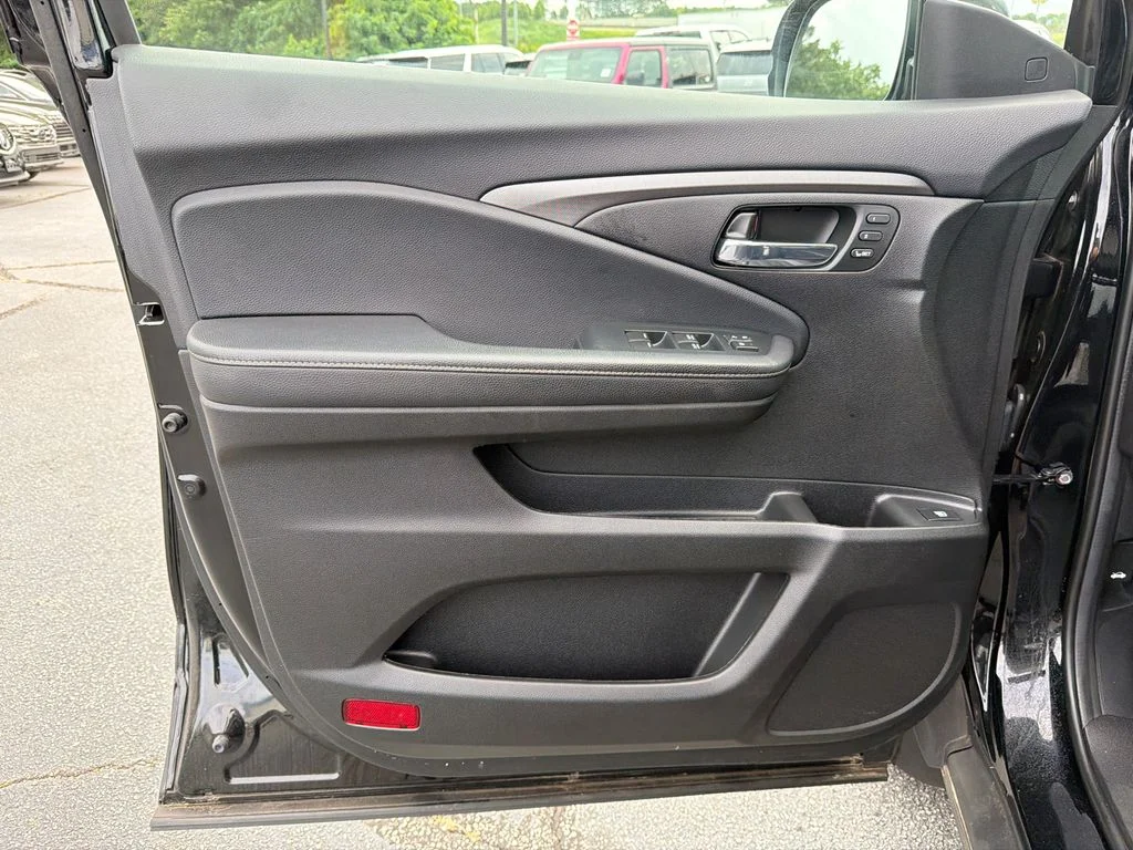Used 2023 Black Honda RTL image 10