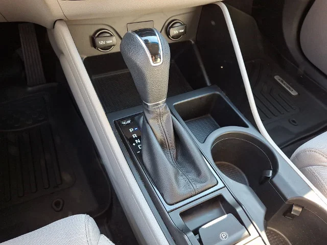 Used 2019 White Hyundai SE image 15