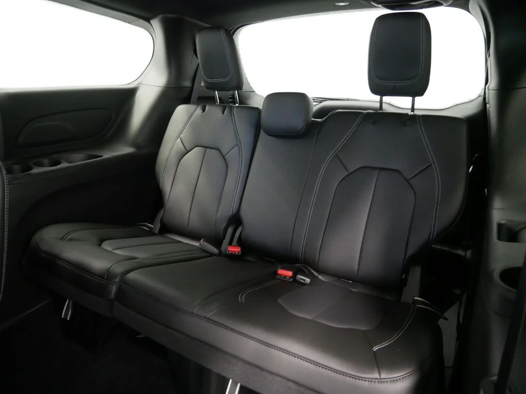 New 2027 Diamond Black Crystal Pearl-Coat Exterior Paint Chrysler Select image 14