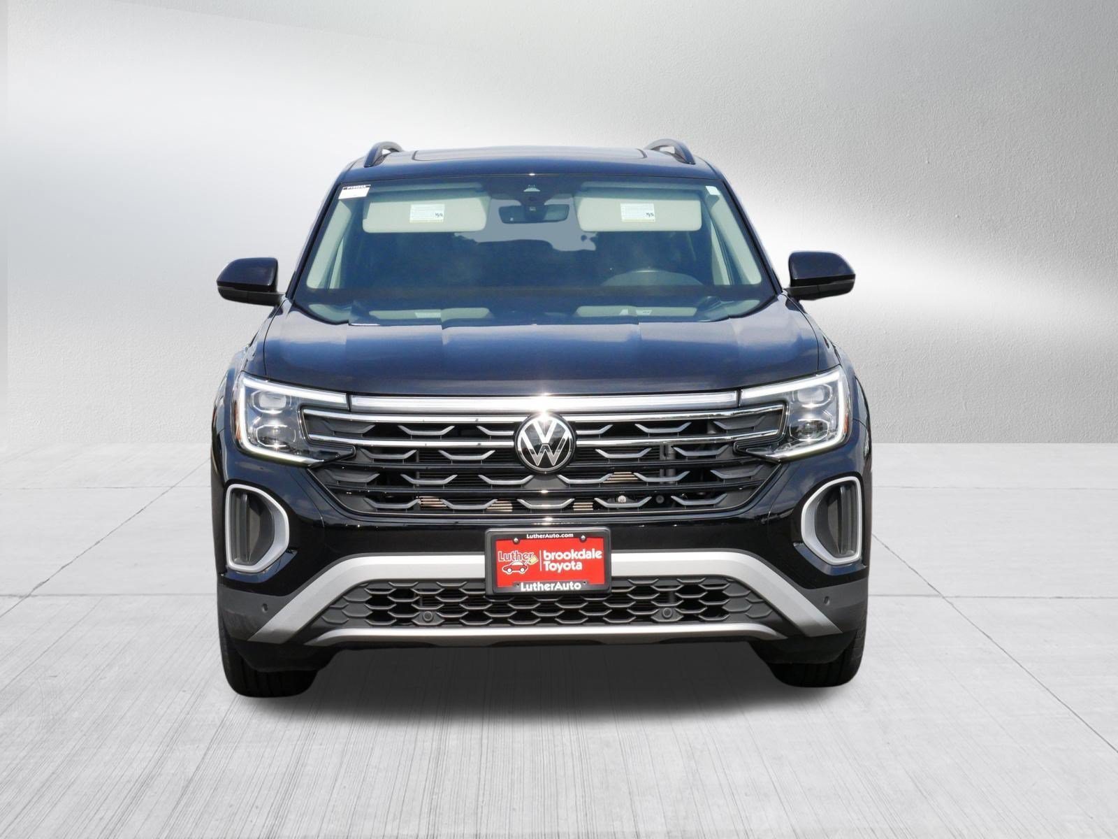 Used 2025 Volkswagen Atlas Atlas Peak Edition with VIN 1V2CR2CA2SC566129 for sale in Brooklyn Center, Minnesota