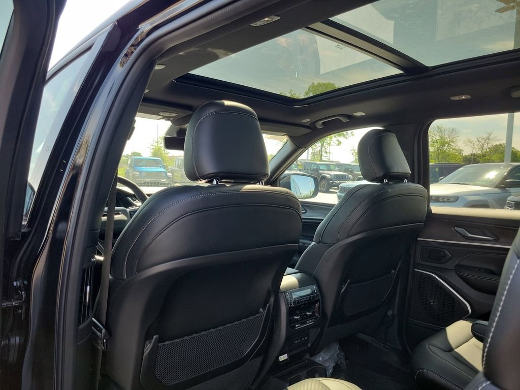 New 2026 Diamond Black Crystal Pearl-Coat Exterior Paint Jeep Limited image 11